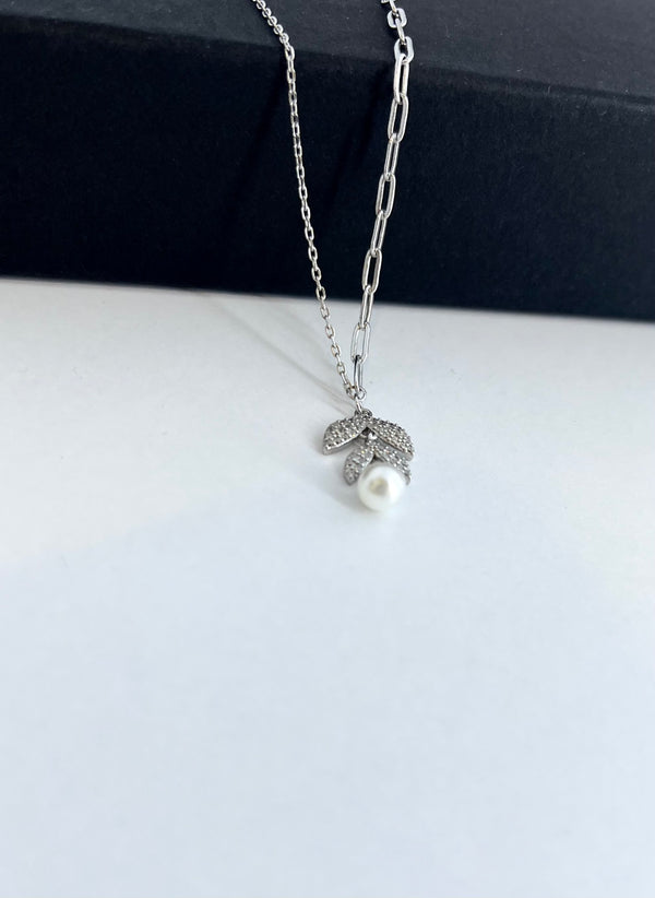 pearl leef necklace